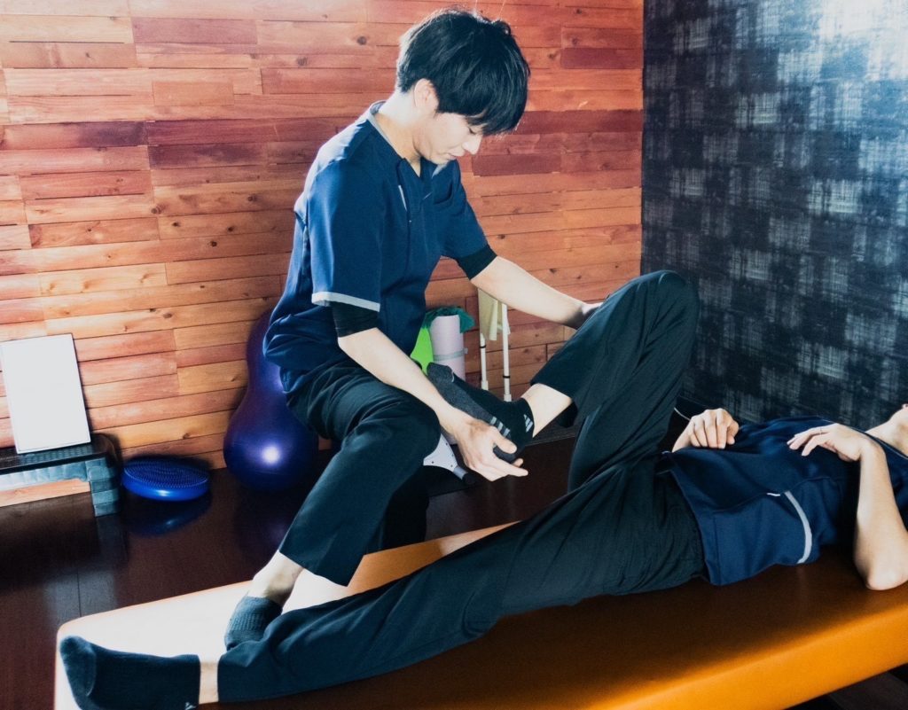 理学療法士による関節可動域訓練の写真。