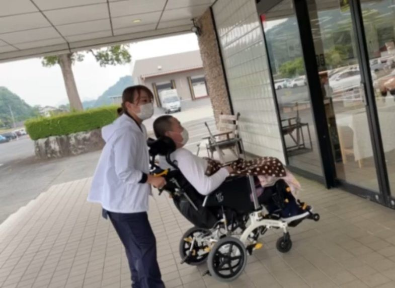 お買い物同行サービス時の店舗前での写真