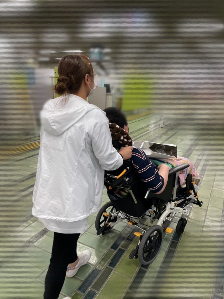 外出支援サービスで外出中の写真